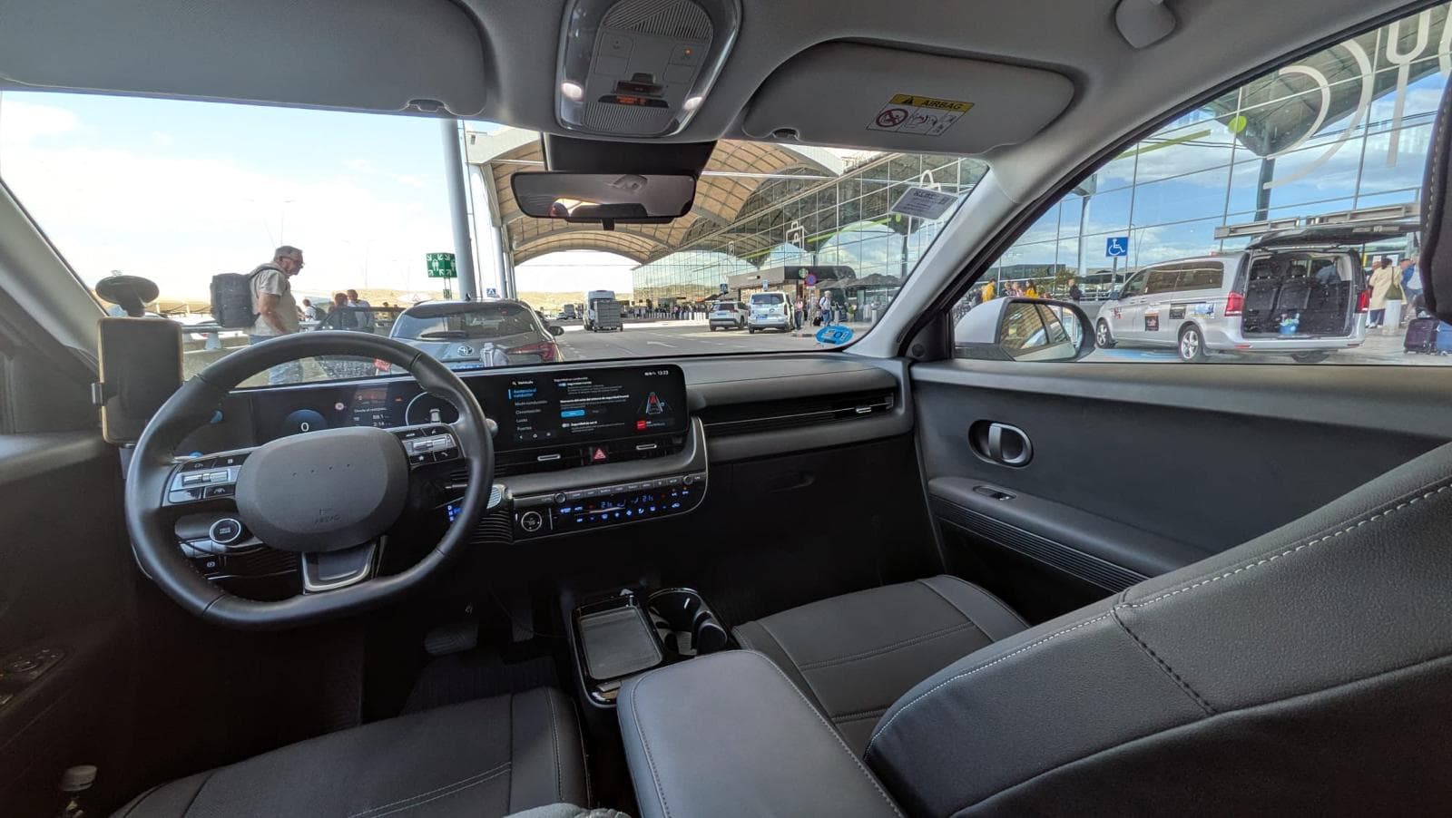 Vehículo eléctrico de Direct Transfer en zona de salidas del aeropuerto