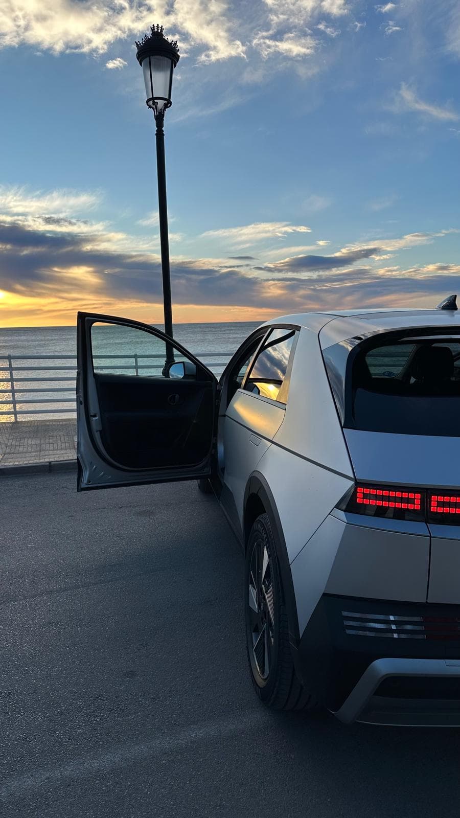 Vehículo eléctrico de Direct Transfer al atardecer junto al mar